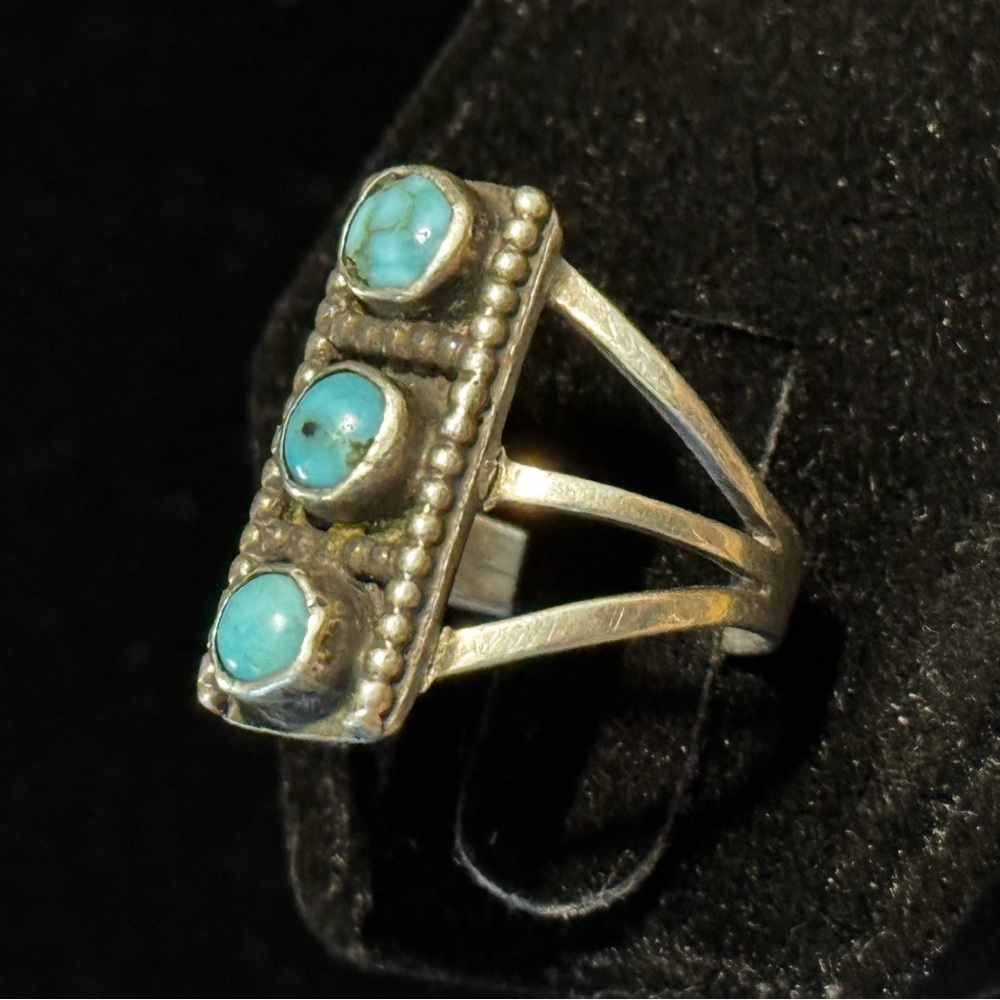 Vintage Native American Turquoise Sterling Silver Ring - Picture 2 of 6